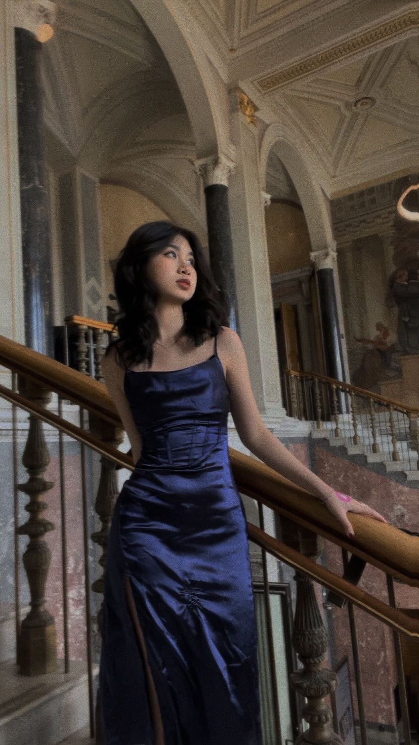 Elegantes, marineblaues Meerjungfrauen-Abendkleid mit Spaghettiträgern und Satinschlitz – ein stilvolles Kleid für Teenager, perfekt für festliche Anlässe und Partys. AB1145