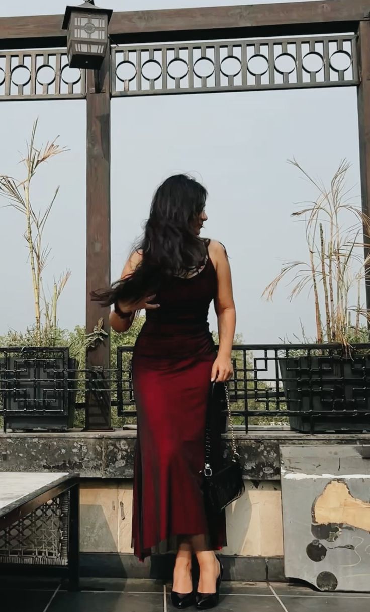 Robe de bal longue vintage fourreau à fines bretelles, en tulle noir et bordeaux, sans manches, idéale pour un 18e anniversaire (AB2403)