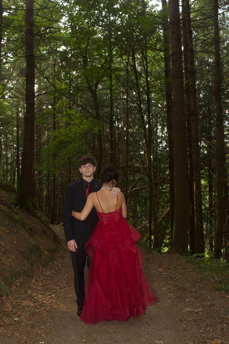 Robe de bal modeste à fines bretelles en tulle bordeaux - Inspiration pour adolescentes - Tenue de soirée - Robe de bal AB083