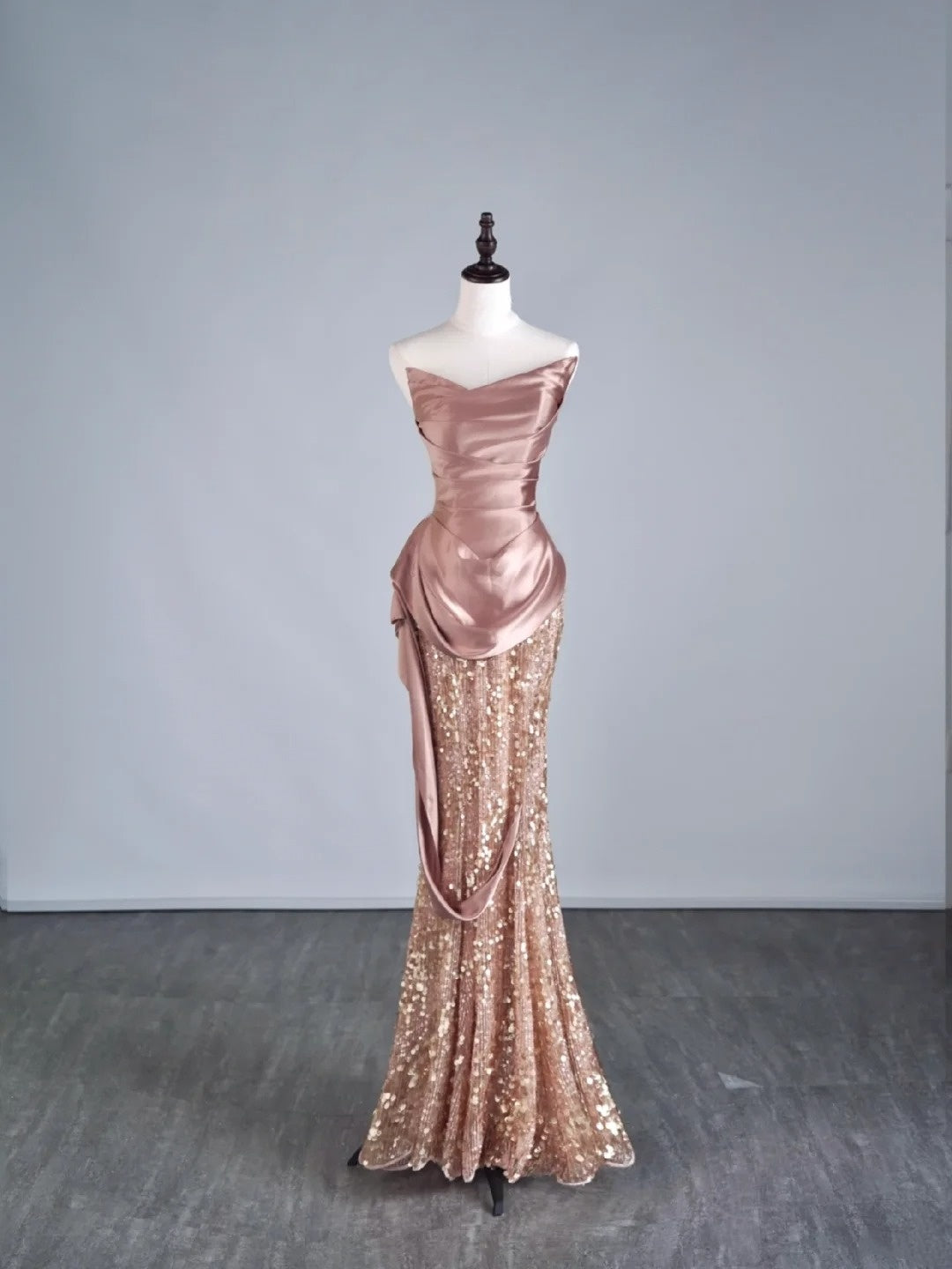 Elegantes, langes Meerjungfrauen-Abendkleid mit Pailletten, plissierten Rüschen und herzförmigem Ausschnitt, halbformelles Abendkleid N687