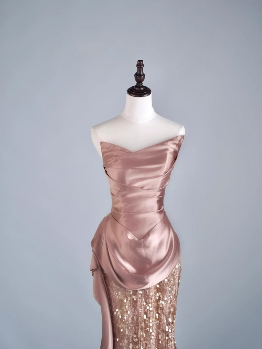 Elegantes, langes Meerjungfrauen-Abendkleid mit Pailletten, plissierten Rüschen und herzförmigem Ausschnitt, halbformelles Abendkleid N687