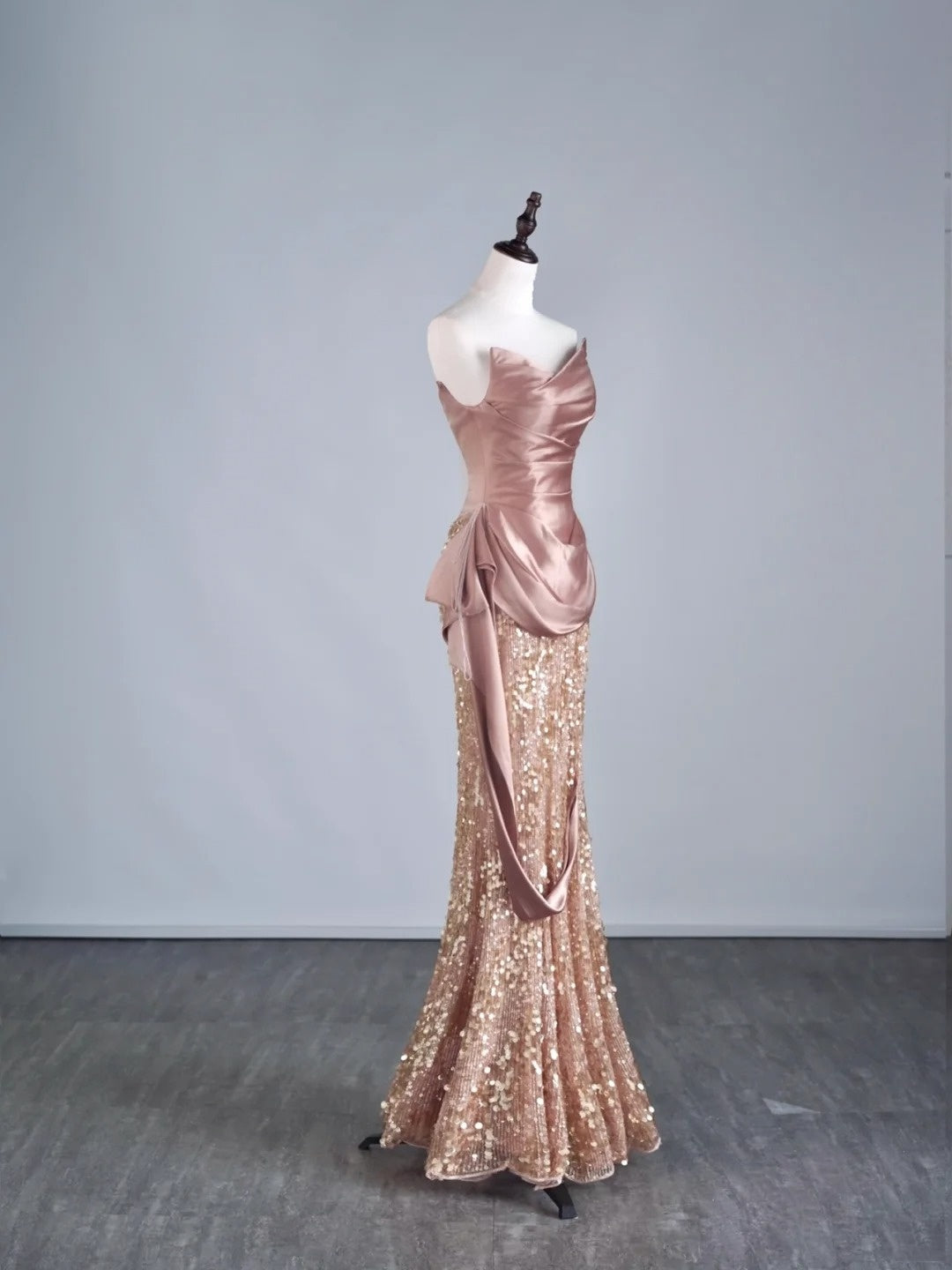 Elegantes, langes Meerjungfrauen-Abendkleid mit Pailletten, plissierten Rüschen und herzförmigem Ausschnitt, halbformelles Abendkleid N687