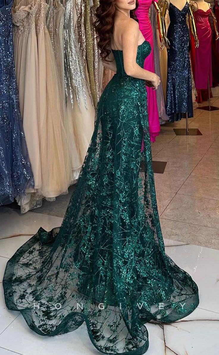 Robe de soirée sans bretelles, décolleté cœur, en satin pailleté, ornée d'appliques de sequins, AB650