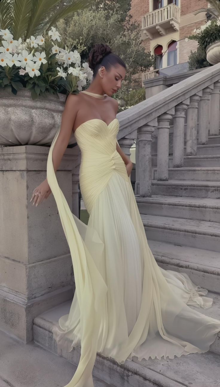 Robe de bal sirène sexy en mousseline jaune sans manches avec écharpe N2306