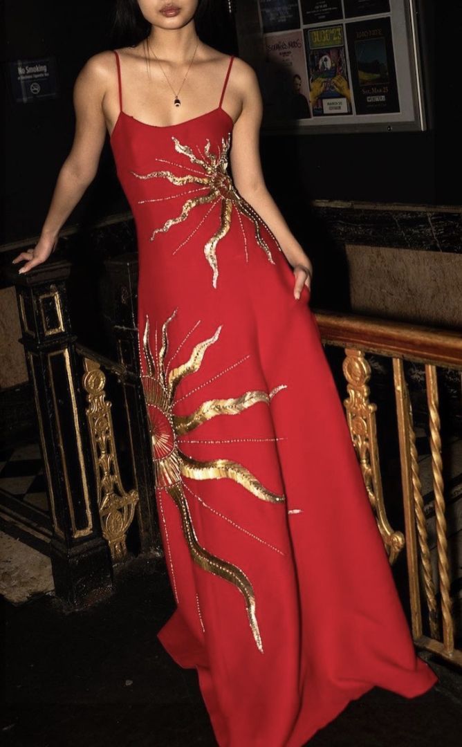 Einzigartiges, langes, rotes Satin-Abendkleid mit Spaghettiträgern in A-Linie und goldenen Perlen – Inspiration für formelle Abendgarderobe AB1377
