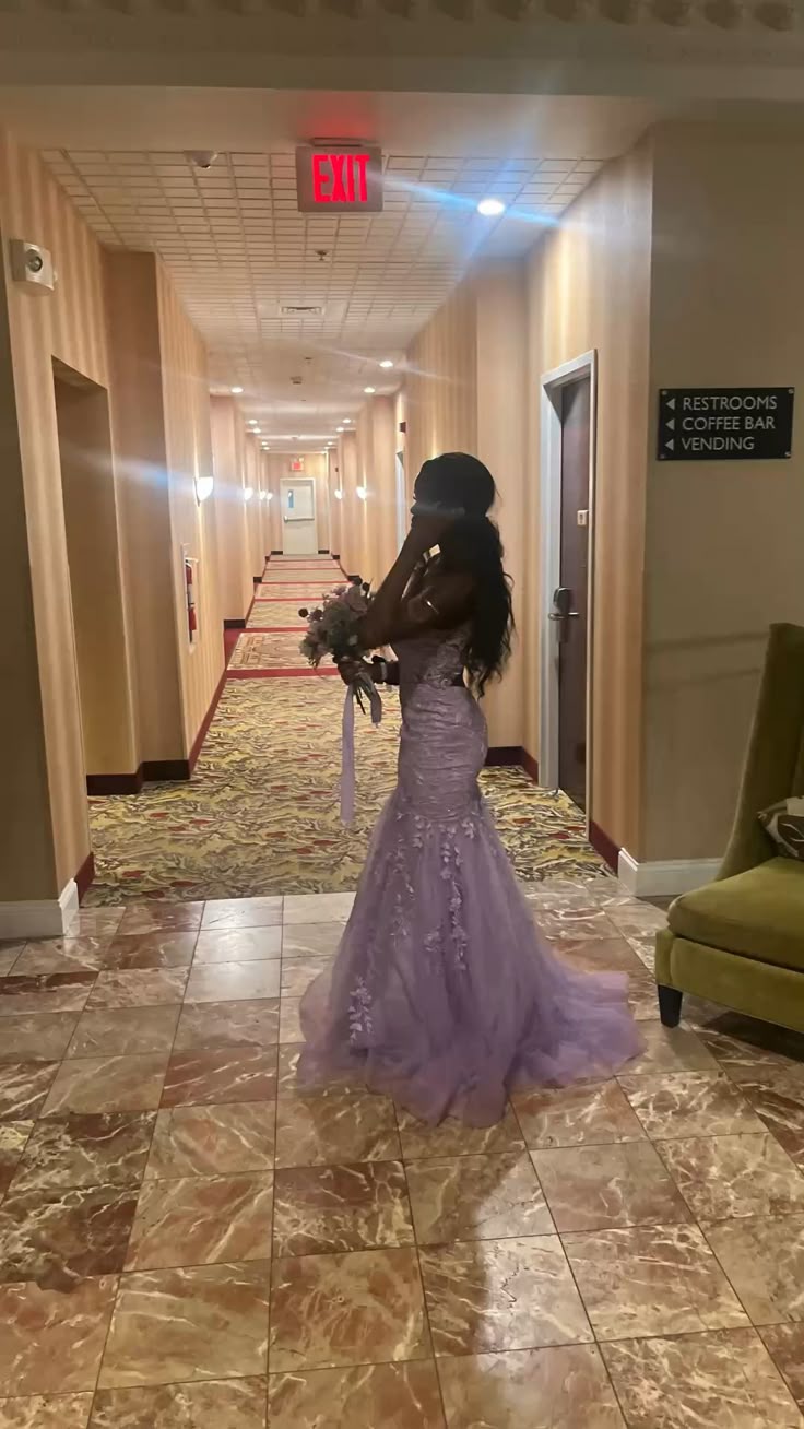 Robe de bal longue sirène à fines bretelles, dos nu en dentelle et tulle lilas, inspiration robe de soirée AB277