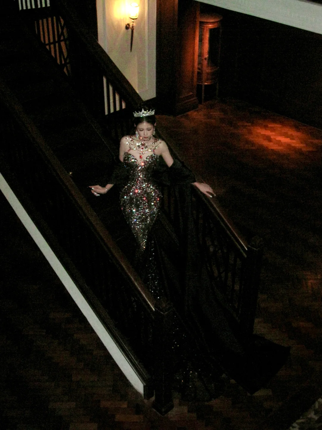 Robe de bal longue sirène à col montant, sequins noirs et perles, ornée de pierres précieuses, idéale pour un 20e anniversaire (AB2406)