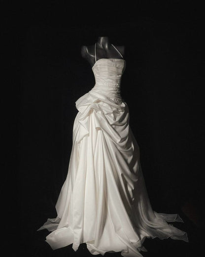 Romantisches Damen-Ballkleid im 80er-Jahre-Stil mit Neckholder, gerafftem, plissiertem Satin und Schleppe, Hochzeitskleid AB1493