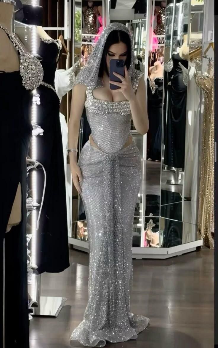 Elegantes, silbernes Paillettenkleid im Meerjungfrauenstil mit eckigem Ausschnitt, Perlen und Strasssteinen – perfekt für festliche Abendveranstaltungen und den 20. Geburtstag (AB823).