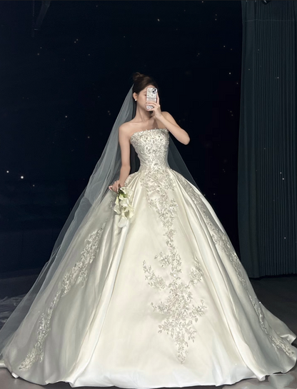 Romantic Ball Gown Strapless Appliques Lace Long Wedding Dress Goddesses Gowns Formal Wedding Dresses B17