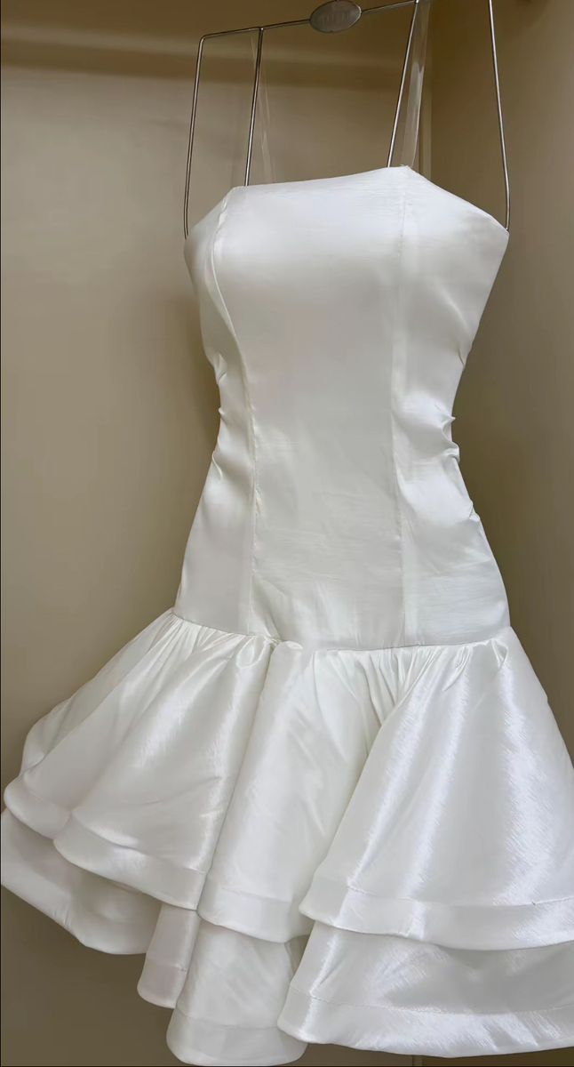 Glamorous Ball Gown Strapless White Satin With Ruffled Knee Length Homecoming Dresses High Shool Graduation Hoco Outfits RB4618