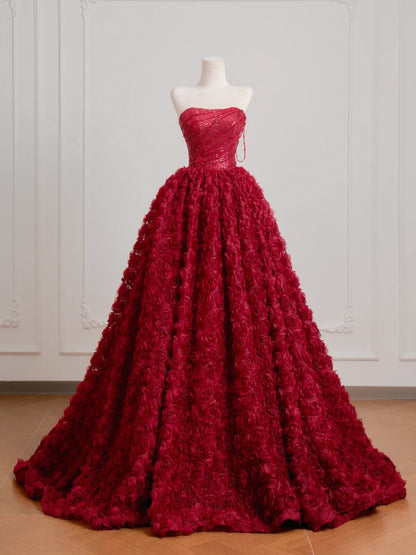 Zeitloses, trägerloses, burgunderrotes Ballkleid mit floralem Tüllstoff – Inspiration für Partykleider N402
