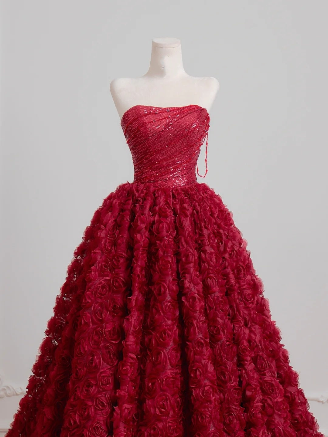 Zeitloses, trägerloses, burgunderrotes Ballkleid mit floralem Tüllstoff – Inspiration für Partykleider N402