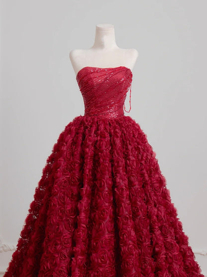 Zeitloses, trägerloses, burgunderrotes Ballkleid mit floralem Tüllstoff – Inspiration für Partykleider N402