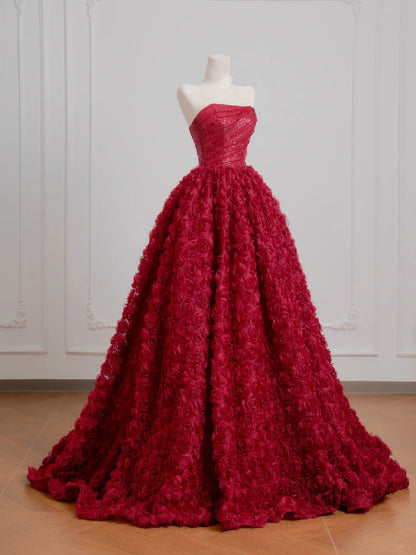 Zeitloses, trägerloses, burgunderrotes Ballkleid mit floralem Tüllstoff – Inspiration für Partykleider N402