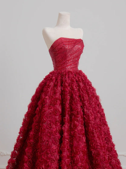 Zeitloses, trägerloses, burgunderrotes Ballkleid mit floralem Tüllstoff – Inspiration für Partykleider N402