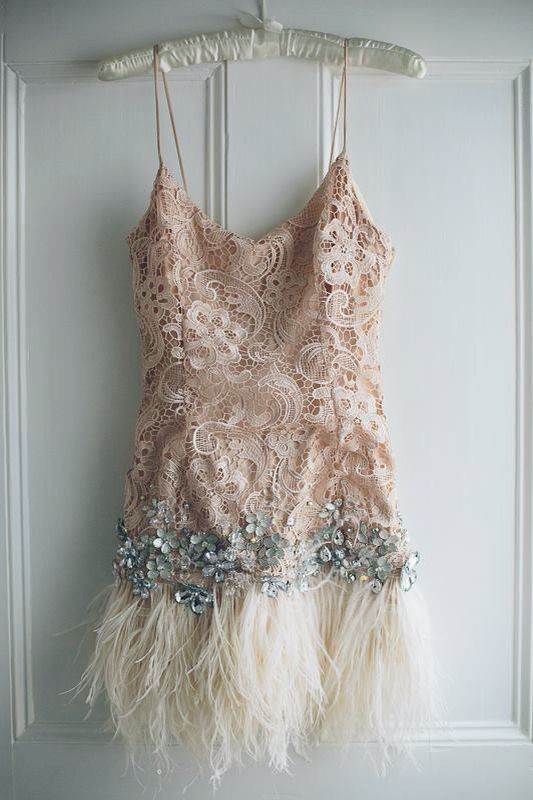 Jolie Robe Courte Moulante à Bretelles Fines avec Perles Idées Robes de Rentrée RB4133