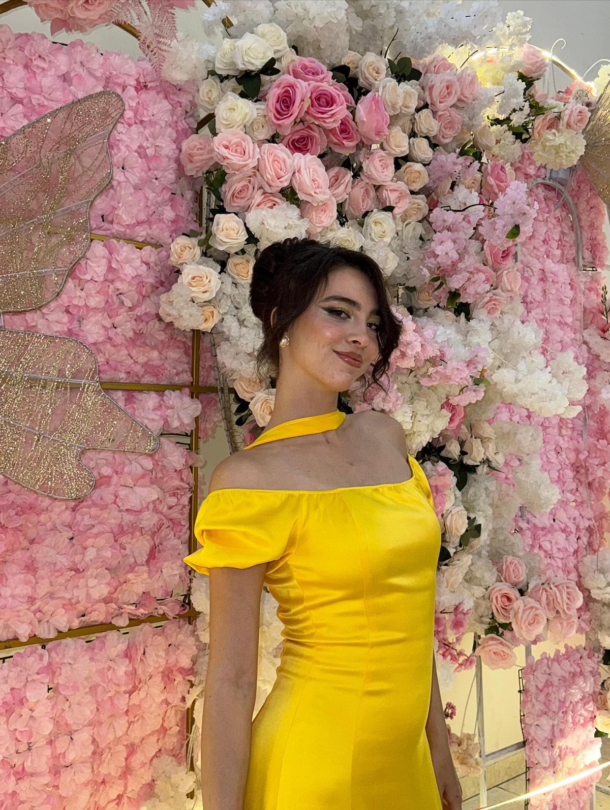 Magnifique robe de bal jaune fourreau en satin, épaules dénudées, fente haute et foulard inclus AB190