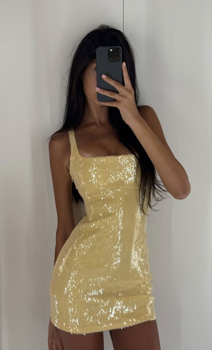 Robe courte moulante jaune à col carré pour bal de promo ou de rentrée, idéale pour les anniversaires et les tenues de fin d'études RB3552