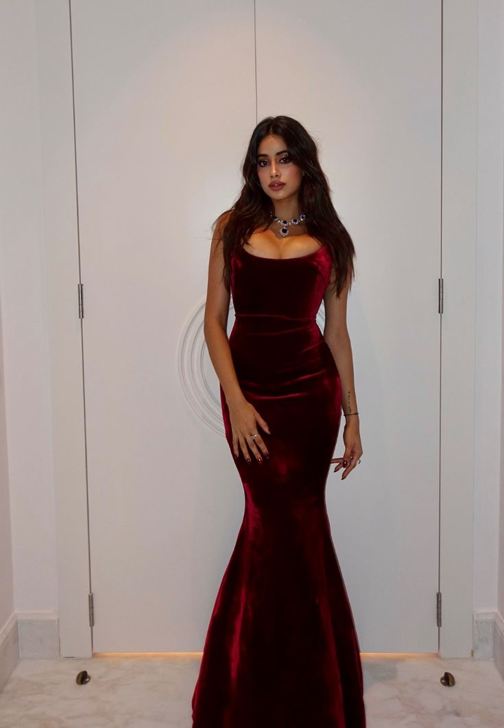 Elegantes Meerjungfrauen-Kleid mit Spaghettiträgern aus burgunderrotem Samt – Inspiration für formelle Abendkleider und lange Ballkleider für Damen und Mädchen AB1810