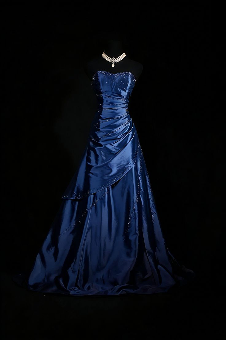 Robe de bal trapèze en satin à décolleté cœur, ornée de perles, N777