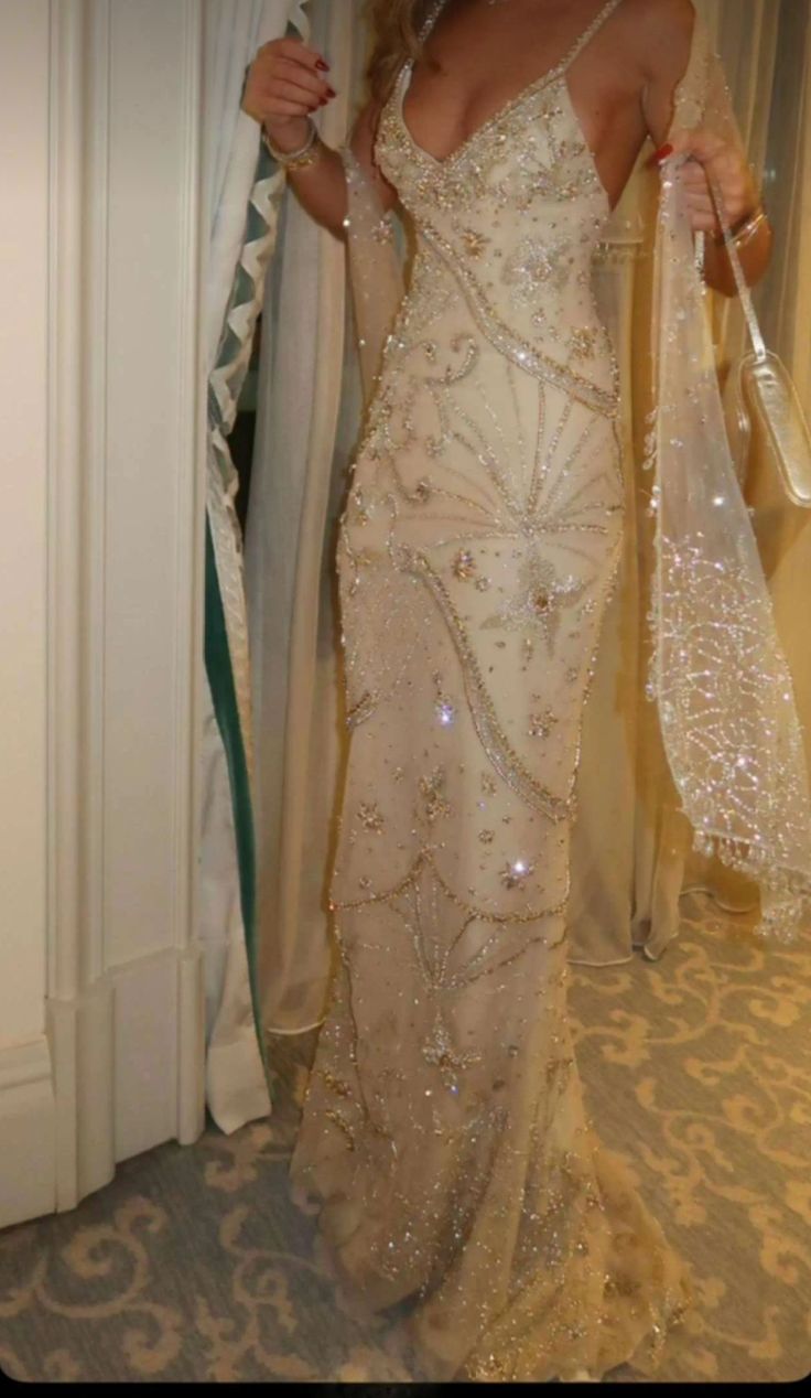 Robe de bal longue sirène à fines bretelles, sequins champagne et cristaux, idéale pour les lycéennes et les jeunes filles. Référence N1661.