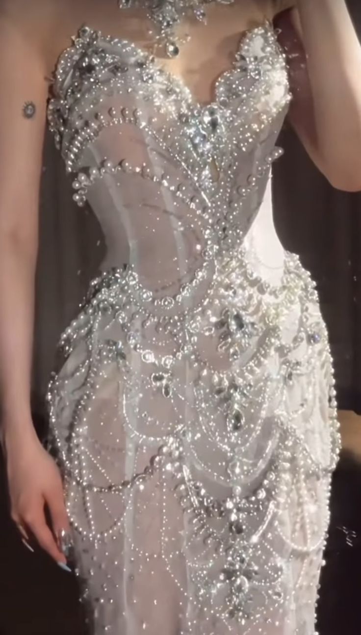Glitzerndes Meerjungfrauen-Abendkleid mit hohem Kragen, weiß-silbernen Perlen und Schleppe, inspiriert von eleganten Abendkleidern für Damen, formelles Partykleid AB1287