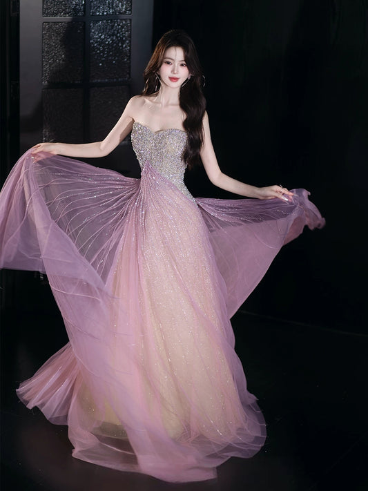 Robe de bal lilas sans manches en tulle à paillettes et décolleté cœur, coupe trapèze, ornée de sequins et de paillettes. Inspiration pour tenues de soirée et d'anniversaire (AB2213).