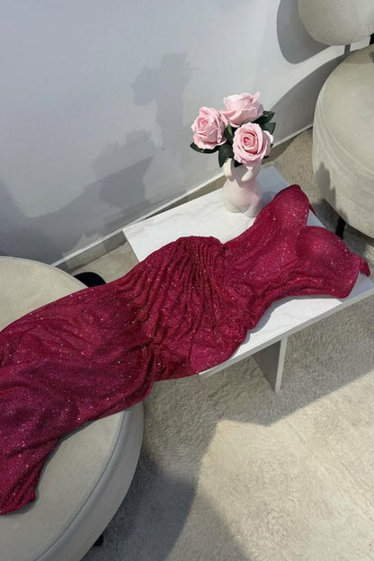 Robe de bal moulante rose fuchsia à paillettes 2026, décolleté cœur, bretelles spaghetti, fronces et fente latérale, modèle AB494