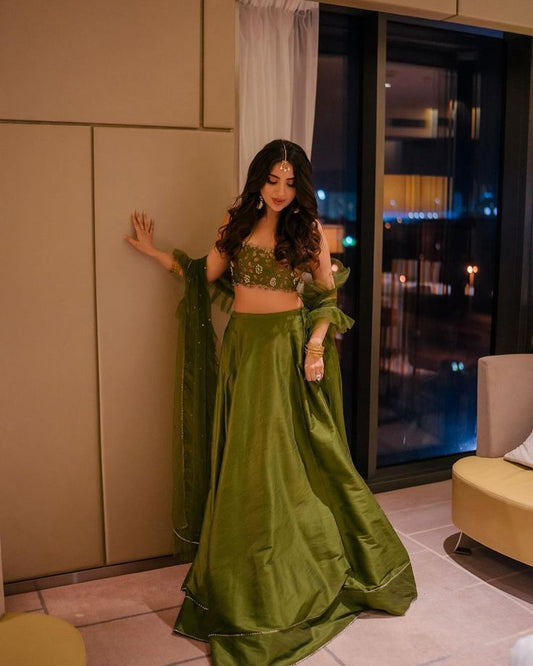 Sexy A-Linien-Abendkleid, 2-teilig, trägerlos, olivgrün, aus Satin, lang, modisch-ästhetisch für Teenager, festliche Kleider, Party-Outfits, Ballkleid AB1157