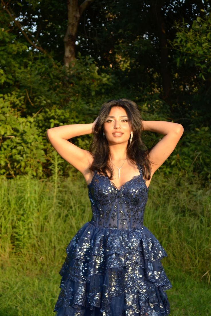 Robe de bal spéciale à bretelles en forme de cœur, dentelle bleu marine foncé, fente haute, sans manches, longue, inspiration robe de bal AB1031