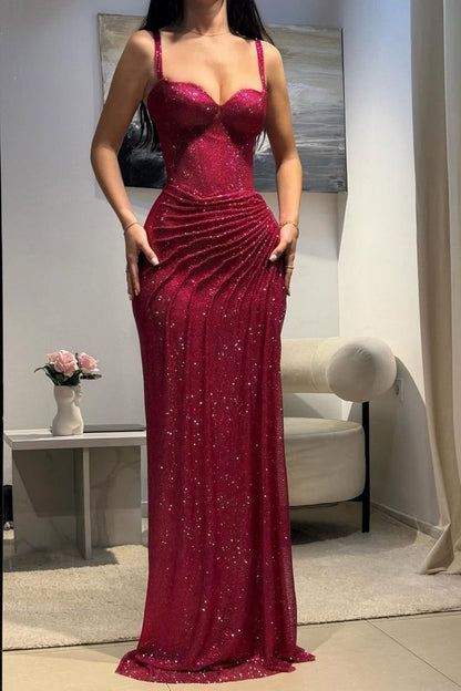 Robe de bal moulante rose fuchsia à paillettes 2026, décolleté cœur, bretelles spaghetti, fronces et fente latérale, modèle AB494