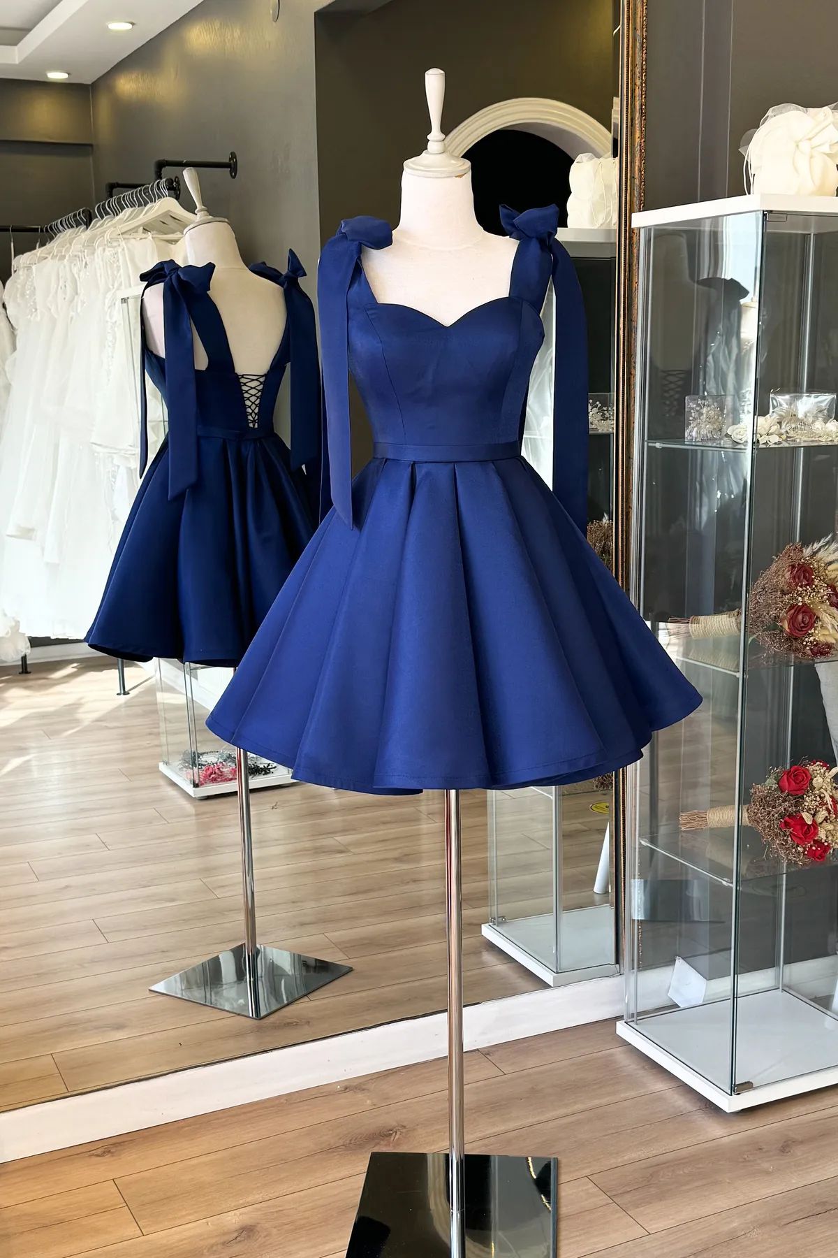 Klassisches A-Linien-Spaghettiträgerkleid mit Schleife, blau, kurz, Grad Hoco Outfit, Homecoming Kleider RB4659