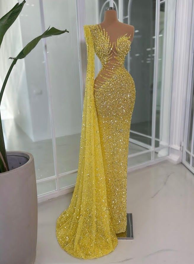 Robe de bal sirène à paillettes jaunes asymétriques, ornée de perles et de pierres précieuses, idéale pour une soirée formelle ou un 21e anniversaire (AB833)