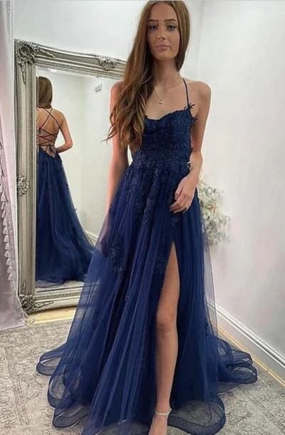 Robe de bal bleu marine à bretelles spaghetti, coupe trapèze, dos nu et fente sur le devant - Inspiration robe de soirée formelle AB702