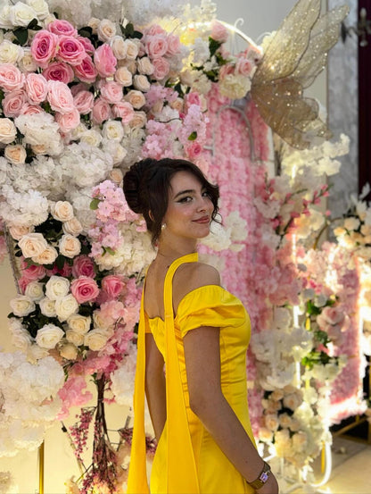 Magnifique robe de bal jaune fourreau en satin, épaules dénudées, fente haute et foulard inclus AB190