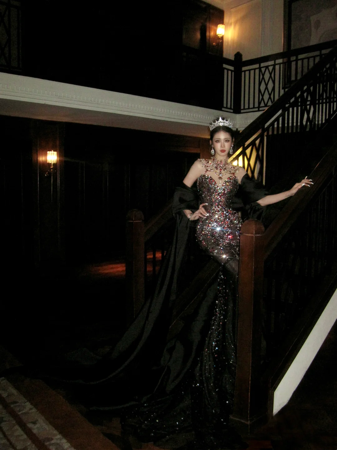 Robe de bal longue sirène à col montant, sequins noirs et perles, ornée de pierres précieuses, idéale pour un 20e anniversaire (AB2406)