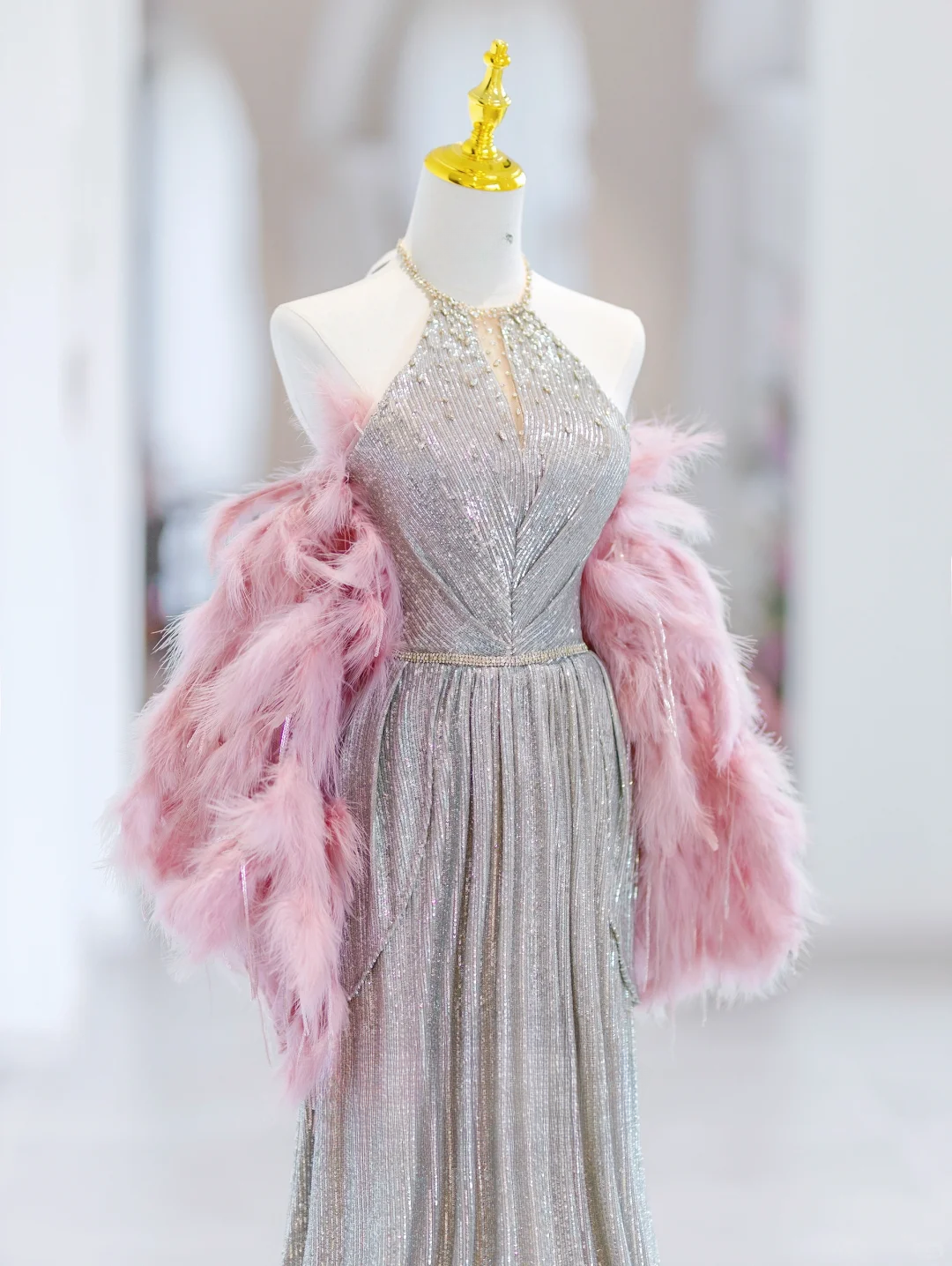 Robe de bal élégante à col licou et paillettes argentées, longue et scintillante, longueur au sol, inspiration robes de bal B85
