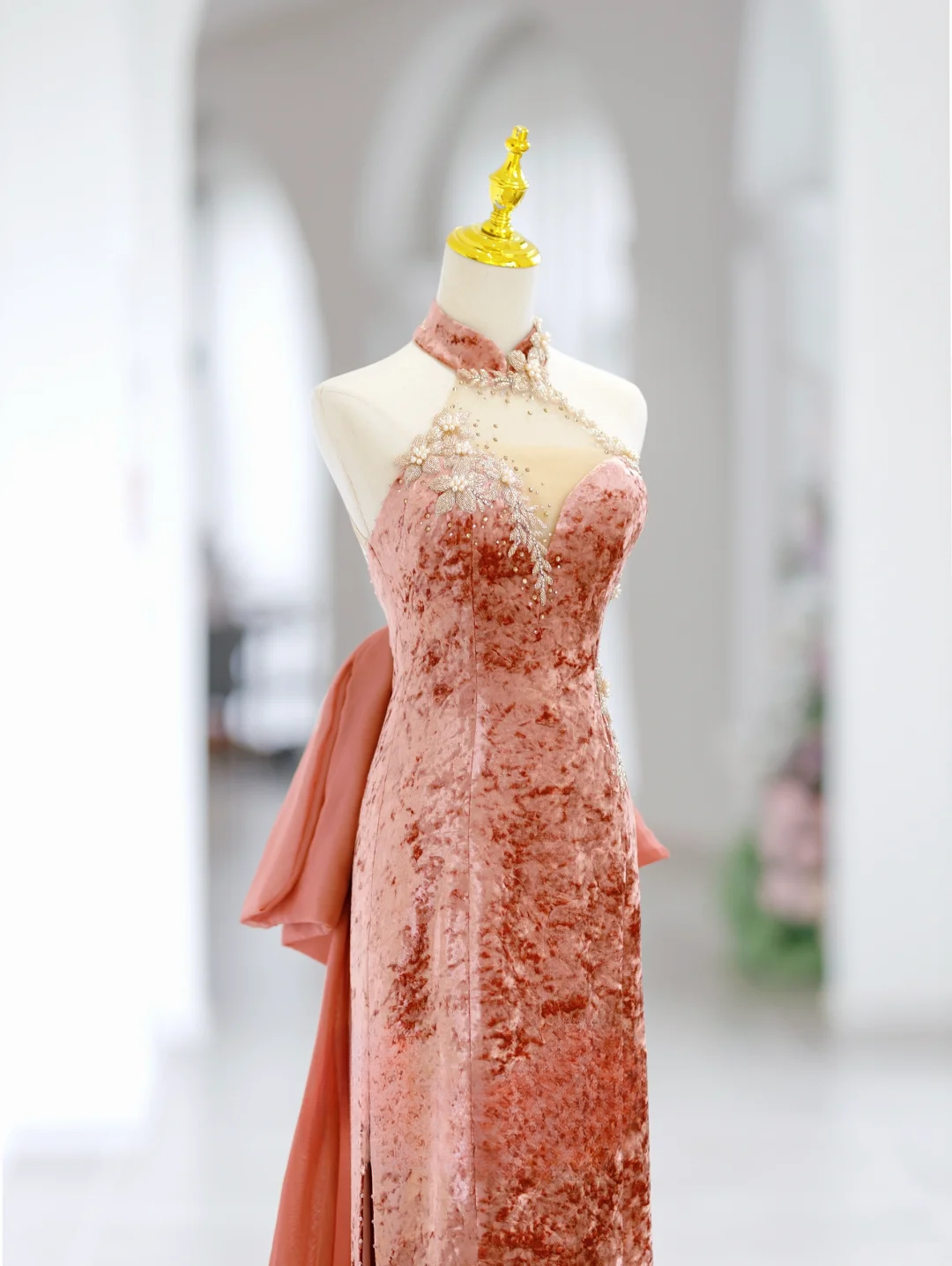 Elegantes A-Linie Neckholder Samt Rosa Schlitz Langes Bodenlanges Ballkleid Inspiration Lange Ballkleider DH2808