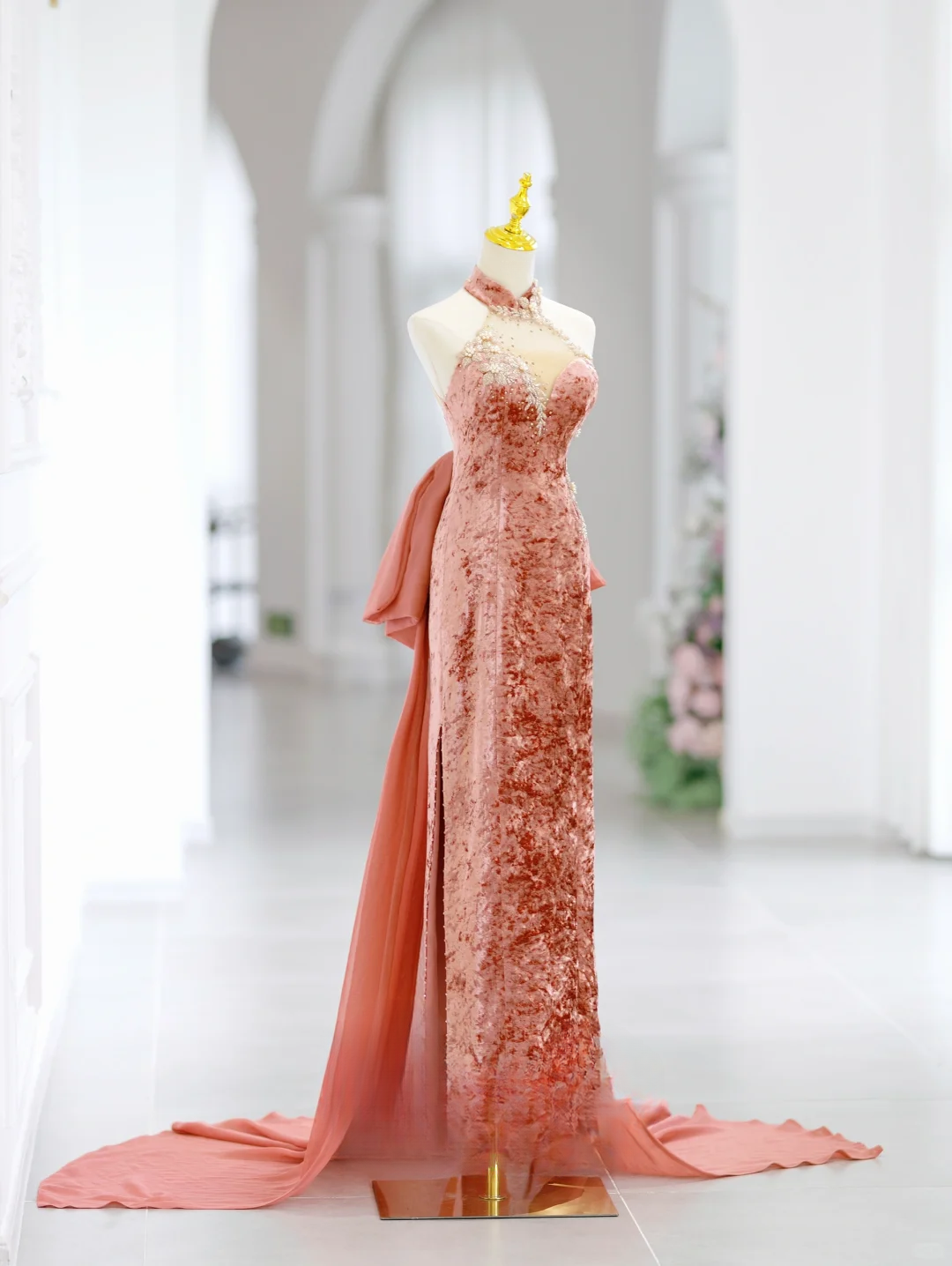 Elegantes A-Linie Neckholder Samt Rosa Schlitz Langes Bodenlanges Ballkleid Inspiration Lange Ballkleider DH2808