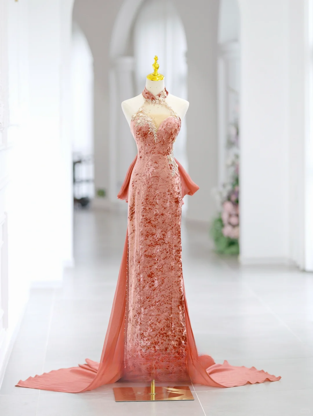 Elegantes A-Linie Neckholder Samt Rosa Schlitz Langes Bodenlanges Ballkleid Inspiration Lange Ballkleider DH2808