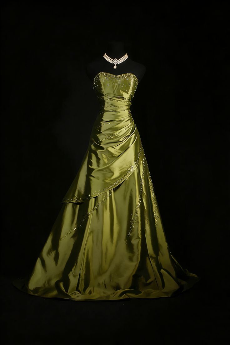 Robe de bal trapèze en satin à décolleté cœur, ornée de perles, N777