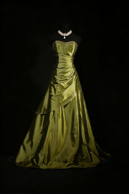 Robe de bal trapèze en satin à décolleté cœur, ornée de perles, N777