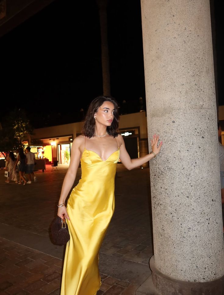 Langes, rückenfreies Abendkleid aus gelbem Satin mit Spaghettiträgern im Meerjungfrauenstil, ideal für Abschlussball, Urlaub oder als Hochzeitsgast (Modell N260)