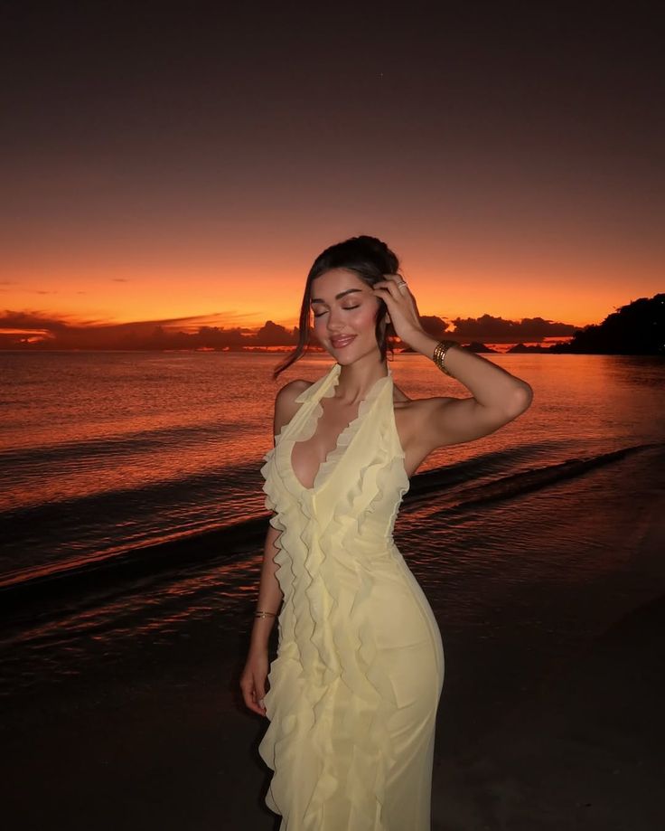 Langes, ärmelloses Abendkleid mit Rüschen, Neckholder, tiefem Ausschnitt und freiem Rücken – auch als Urlaubs- oder Hochzeitsgastkleid geeignet (Modell N251).