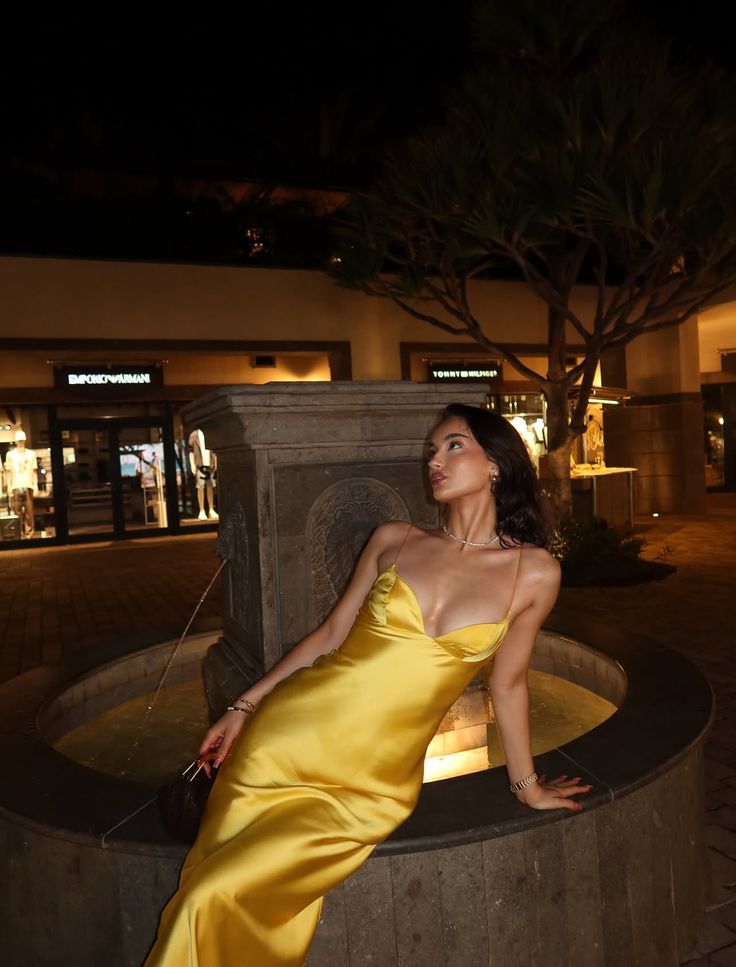 Langes, rückenfreies Abendkleid aus gelbem Satin mit Spaghettiträgern im Meerjungfrauenstil, ideal für Abschlussball, Urlaub oder als Hochzeitsgast (Modell N260)