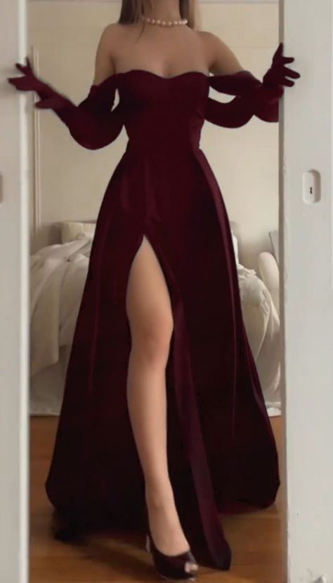 Einzigartiges burgunderrotes A-Linien-Abendkleid mit schulterfreiem Ausschnitt und Schlitz – Inspiration für formelle Abendgarderobe AB1407