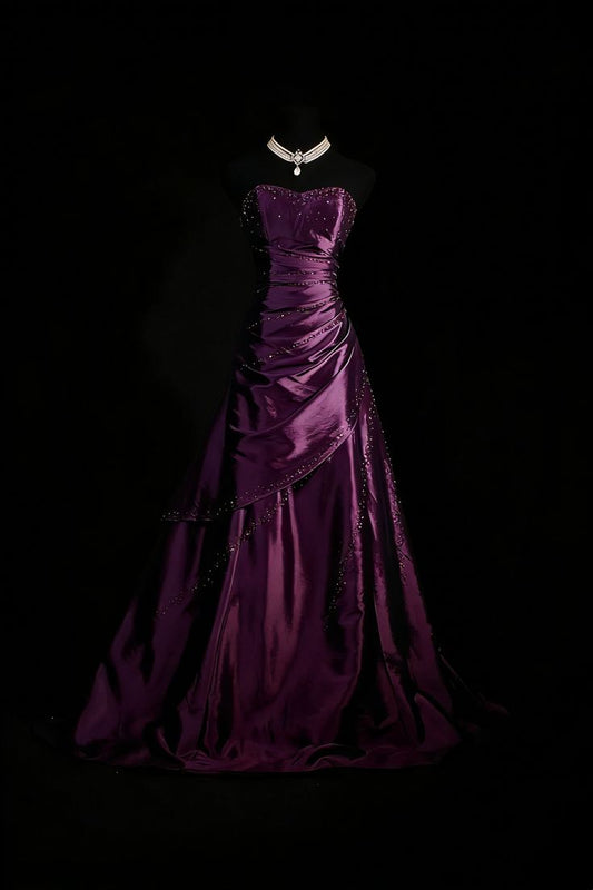 Robe de bal trapèze en satin à décolleté cœur, ornée de perles, N777