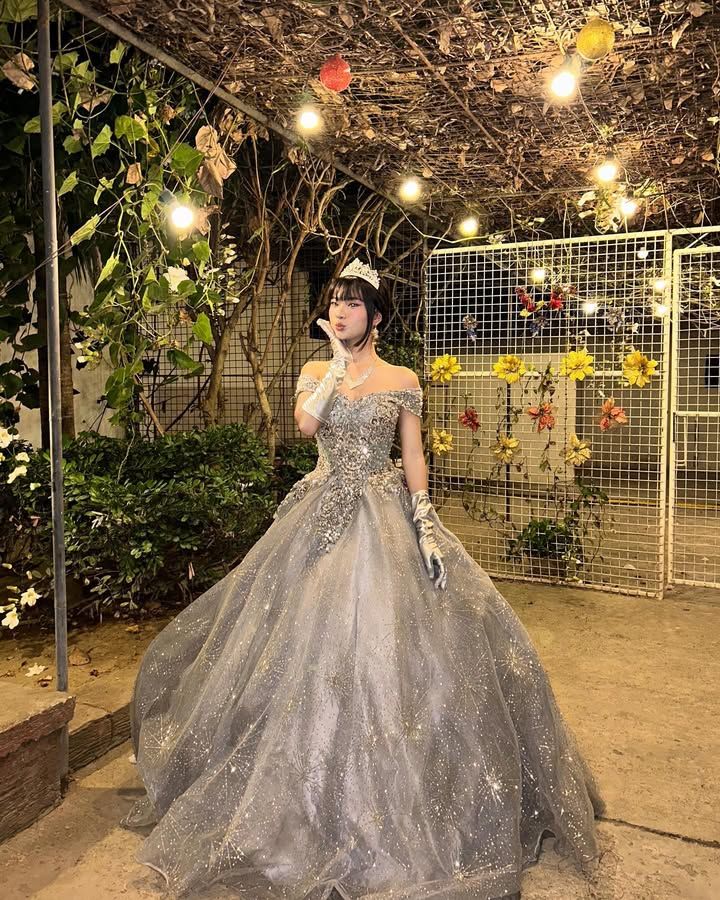 Einzigartiges schulterfreies Ballkleid aus grauem Tüll mit Perlen, langes Abendkleid, Inspiration für formelle Abendgarderobe AB1415