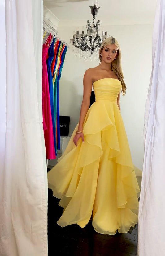 Robe de bal jaune modeste sans bretelles, coupe trapèze, avec fente AB201